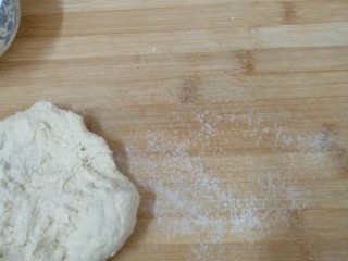 3、鸡肉披萨,将盐撒在案板上，把面和盐柔到一起