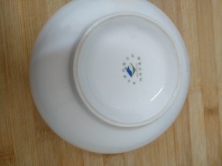 5、鸡肉披萨,用碗或湿布盖起来，醒发10分钟