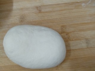 6、鸡肉披萨,发好后，再次揉面至面光滑，如图，再次醒发20分钟