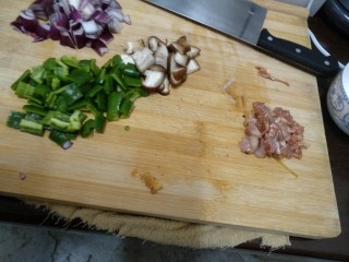 8、鸡肉披萨,在醒发面团的时候可以将菜切好，鸡肉事先腌渍下（色拉油、盐、黑胡椒、姜片、生抽、料酒、辣椒面）