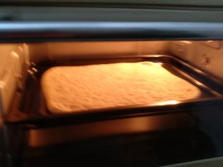 9、鸡肉披萨,将面胚放入预热好的烤箱（上下180度），好10到15分钟至八分熟，拿出。