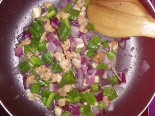 10、鸡肉披萨,在烤的时候，将菜稍微炒一下，不用放任何东西。