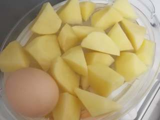 3、土豆沙拉,把土豆切块，和鸡蛋一起蒸熟或煮熟。有微波炉的话高火5-10分钟更加方便。