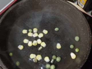 4、土豆沙拉,煮土豆的过程中处理配菜。黄瓜、苹果切丁。培根煎一下再切丁，会更香。玉米粒和豌豆粒煮熟。我的蒸锅比较小所以放不下了，你们可以把玉米粒和豌豆粒和土豆一起蒸。配菜准备好后再备好黄油等调料