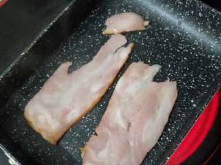 5、土豆沙拉,配菜的量完全依个人口味。除了以上几种，还有人喜欢加午餐肉，胡萝卜，牛奶，洋葱甚至有喜欢加乐事薯片的。我试过加洋葱的版本，洋葱没处理好味道有点冲，相比之下加苹果粒操作上0难度。