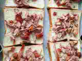 1、烤鸭蔬菜吐司汉堡,吐司片铺烤盘上，烤鸭肉切碎撒上面，也可以用火腿或者培根。