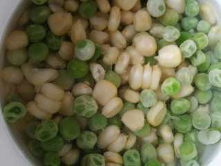 2、烤鸭蔬菜吐司汉堡,玉米粒和青豆焯水煮熟。