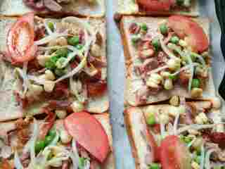 4、烤鸭蔬菜吐司汉堡,我还加了一点焯好的豆芽和西红柿。喜欢吃披萨感觉的带点酸甜味的，也可以放点蔓越莓干或者水果。或者挤点炼乳，依个人喜好。