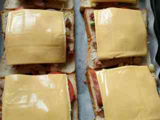 5、烤鸭蔬菜吐司汉堡,铺上芝士片，进烤箱，我是180度，烤了15分钟。看自己家烤箱温度来吧！