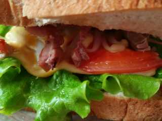 6、烤鸭蔬菜吐司汉堡,烤好的吐司片两个中间夹点生菜就是吐司汉堡了。