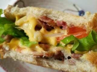 7、烤鸭蔬菜吐司汉堡,咬一口，吐司边酥酥的，心软软的，肉蔬菜芝士，好吃耶✌