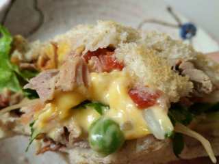 8、烤鸭蔬菜吐司汉堡,特香的早餐一会就搞定了。