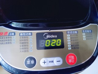 6、蜜豆小面包,启动面包机，自动和面20分钟。