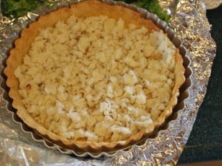 1、法式咸派 QUICHE,土豆水煮煮熟后，趁热去皮，加盐、胡椒、少许奶油压成薯泥。.将土豆泥平均放在已经烘烤好的派皮上。