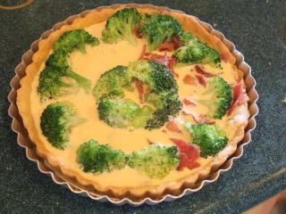 2、法式咸派 QUICHE,洒上一些帕玛森吉士粉，倒入鸡蛋和鲜奶油的混合液。蛋奶液有加盐和胡椒调味。