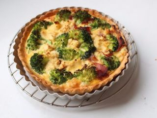 4、法式咸派 QUICHE,预热好烤箱，以200℃烤25分钟。