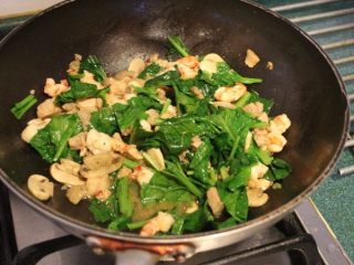 8、法式咸派 QUICHE,放入菠菜，炒好备用。