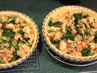 9、法式咸派 QUICHE,将炒好的馅料，滤掉汤汁，放入已事先烤好的派皮上。