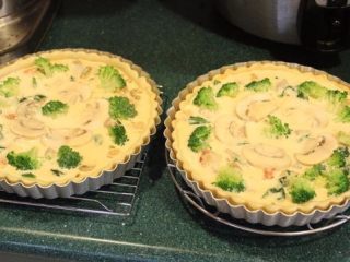 11、法式咸派 QUICHE,倒入以4颗蛋、100CC鲜奶油、50CC鲜奶调成的蛋液。