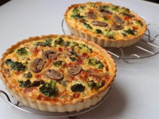 12、法式咸派 QUICHE,预热好烤箱，以200℃烤25分钟。