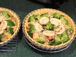 10、法式咸派 QUICHE,洒上帕玛森吉士粉，摆上花椰菜和事先预留几片用来排饰的蘑菇片。