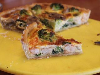 13、法式咸派 QUICHE,虾的鲜味、鸡肉甜味﹑菠菜甘味综合在蛋派中，一口咬下，香汁和烤的酥香的派皮在口中交融，非常好吃。蘑菇和花椰菜也丰富了风味和口感，让整体更加完美