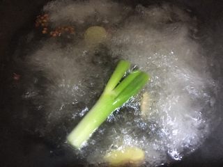 2、糟卤鸭舌,锅内煮开水，放入葱段、姜片、料酒，我还放了一半花椒，可以去腥