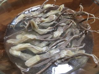 5、糟卤鸭舌,放入凉开水，一是可以降温，二是起到清洗作用