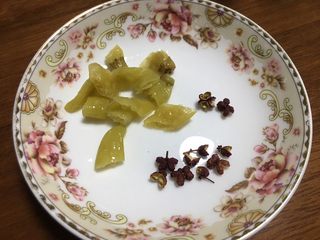 6、糟卤鸭舌,泡椒切小，再拿上剩下的花椒，这些可以让鸭舌增加风味，不喜欢的也可以不加