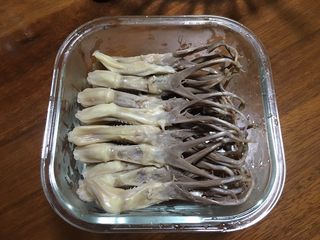 7、糟卤鸭舌,放凉的鸭舌，用筷子捞出滴干水分，码齐在带盖容器里