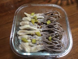 8、糟卤鸭舌,放入准备好的泡椒和花椒