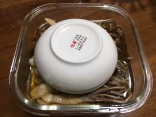 10、糟卤鸭舌,拿几个干净的小碟子，倒扣在鸭舌上发，碟子超出容器1cm左右高度