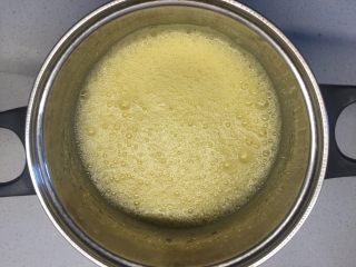 1、美味蛋糕,取一个比打蛋盆更大一些的容器，放入些许热水，将打蛋盆坐入带热水的容器内，打蛋盆内敲入三枚全蛋，倒入全部的70克细砂糖，开始用电动打蛋器高速打发；