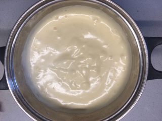 2、美味蛋糕,前三幅图为全蛋打发的逐次状态，全蛋没有蛋白好打发，需要些耐心哦；