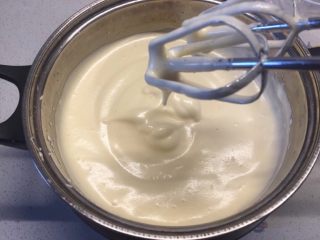 3、美味蛋糕,当打到电动打蛋器提起蛋头后，滴落下来的蛋糕糊不会很快消失，则说明打发好了，此时烤箱预热180度；