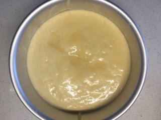 6、美味蛋糕,模具内放入圆形饼干纸，将搅拌好的面糊倒入6寸圆形模具内，将面糊内的气泡磕出，双手握住模具两端磕向桌子即可，送入烤箱180度烤20-25分钟；