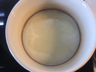 8、美味蛋糕,另取一个小锅，倒入170毫升牛奶和40克细砂糖，开火将细砂糖搅拌溶化后关火；