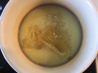 9、美味蛋糕,.将变软化的吉利丁片放入牛奶中拌匀至融化，然后全部倒入小碗内放入冰箱等待凝结；