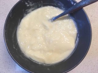 10、美味蛋糕,当小碗内的牛奶变成布丁状取出；