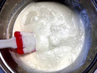 12、美味蛋糕,将牛奶与淡奶油混合均匀；