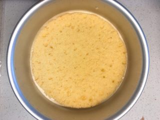 13、美味蛋糕,在模具内放入底层蛋糕胚；