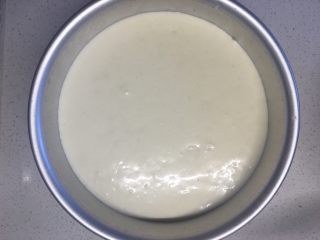 14、美味蛋糕,倒入一半的慕斯，在慕斯上放入一片蛋糕胚，最后将剩下慕斯倒入，双手握住模具，磕出慕斯内的空气，盖上保鲜膜，将模具送入冰箱冷藏至少4小时；