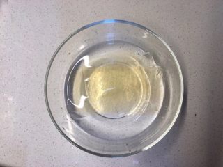 15、美味蛋糕,吉利丁片放入冷水泡软；