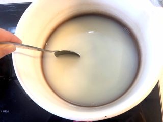 16、美味蛋糕,开小火将牛奶，细砂糖，葡萄糖，炼乳全部放入小煮锅中加热搅拌均匀，注意不要煮沸；