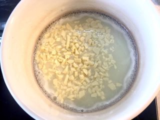 17、美味蛋糕,关火后倒入白巧克力搅拌融化；