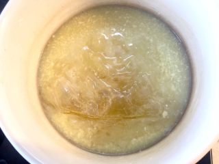 18、美味蛋糕,放入软化的吉利丁片搅拌至融化；