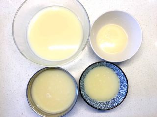 20、美味蛋糕,过滤后的白巧克力糖浆根据颜色的比重，分别倒入不同碗内；