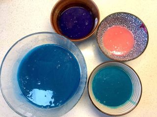 21、美味蛋糕,将食用色素滴入白巧克力糖浆中，用筷子搅拌均匀；