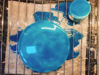 22、美味蛋糕,将蓝色巧克力糖浆轻轻从慕斯中间向外围倒下去，边缘不要倒入过猛防止慕斯坍塌；