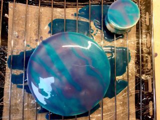 23、美味蛋糕,依次倒入紫色巧克力糖浆和粉红色巧克力糖浆，按照自己的喜好画出淋面，可以用筷子沾取来帮助点缀；